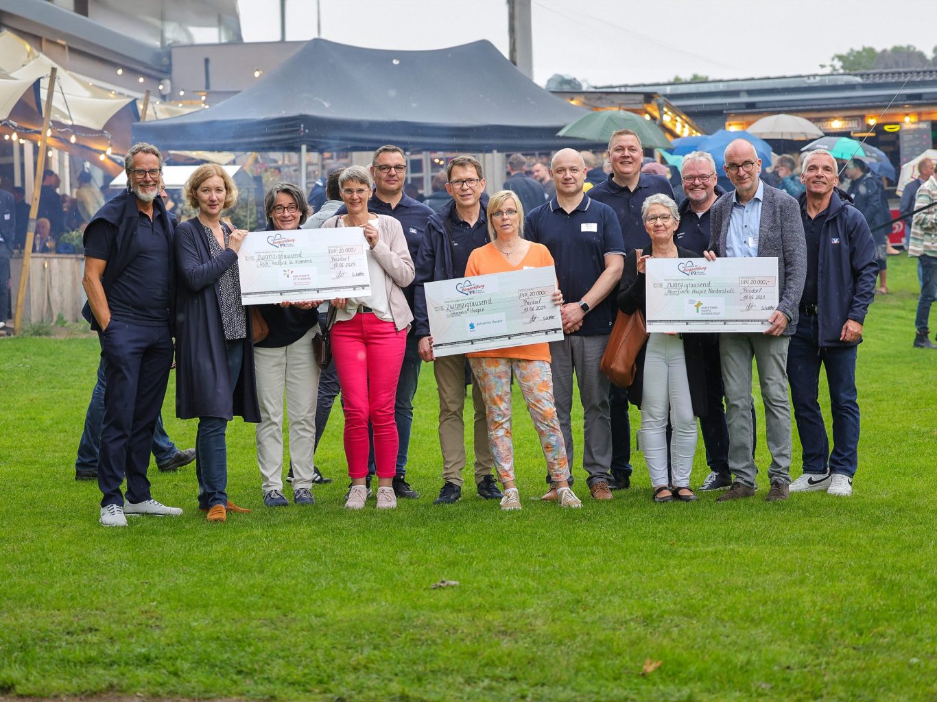 Gruppenbild beim VR Bank Barbecue mit den drei Hospizvereinen der Region. Sie erhielten jeweils 20.000 EUR für ihre Arbeit aus den Spenden des Abends.